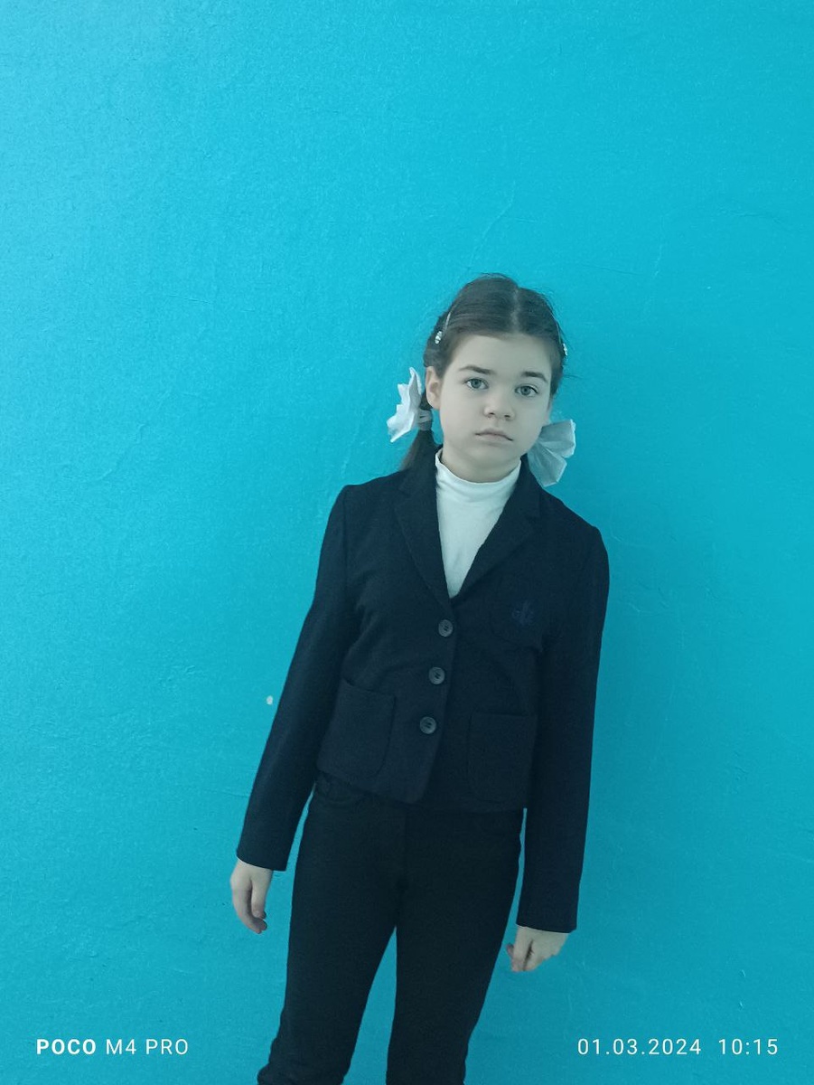 Ника при параде, ибо грядёт фотосессия для выпускного фотоальбома :)