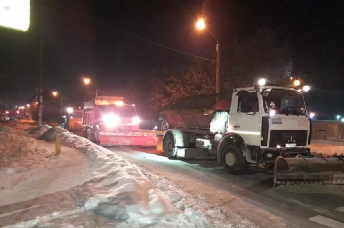    Больше 100 единиц техники расчищали Барнаул от снега ночью
