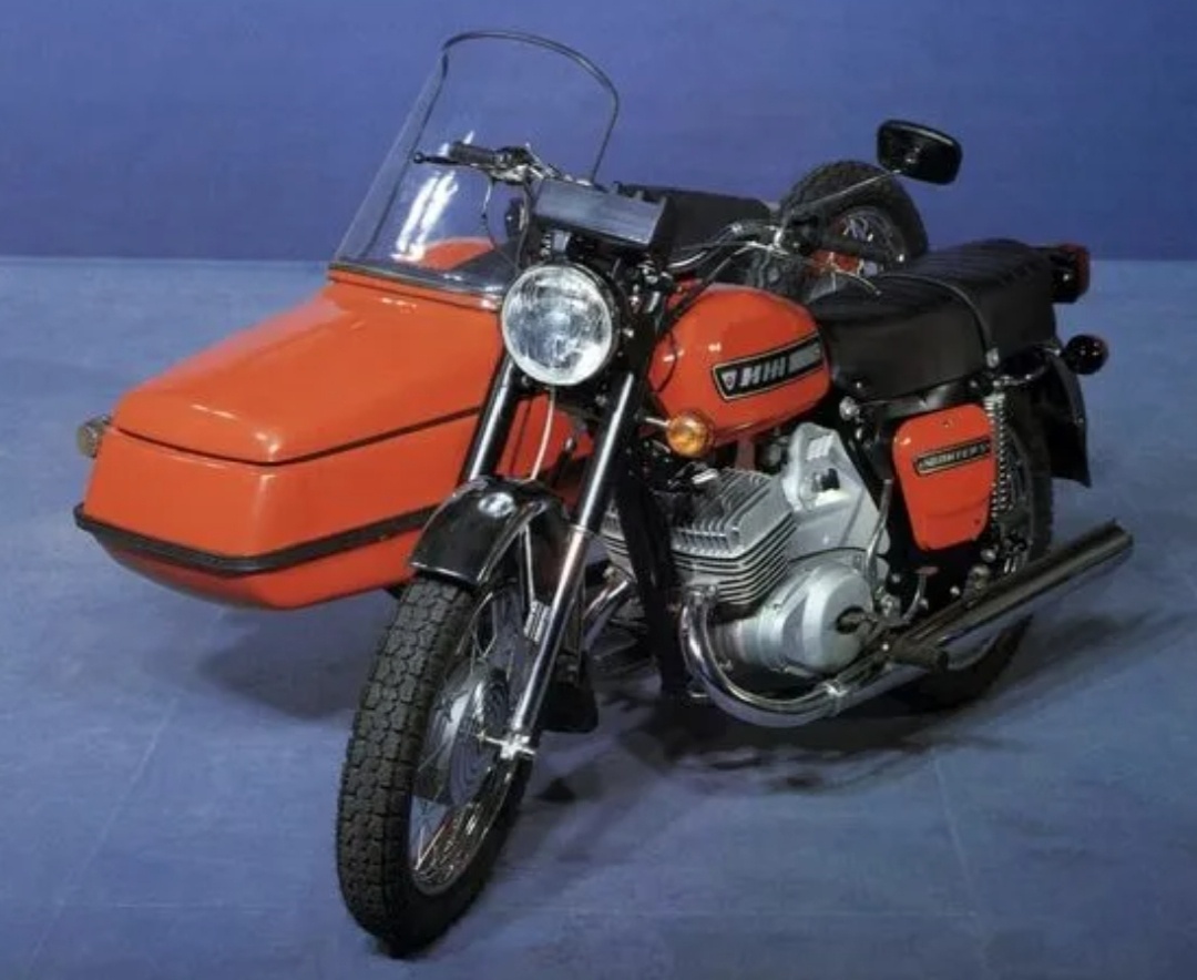 Ижевский мотоциклетный завод (ИЖ) — российский производитель мотоциклов, основанный в 1929 году в Ижевске, который стал одним из самых известных и популярных брендов мотоциклов в СССР и постсоветском пространстве. Мотоциклы ИЖ были известны своей надежностью, простотой в обслуживании и доступной ценой.

▎Основные модели и характеристики:

1. ИЖ Планета: Одна из самых известных моделей, производившаяся с 1966 года. Это мотоцикл с классическим дизайном, доступный в различных модификациях. Он имел двигатель объемом 350 см³ и отличался хорошими ходовыми качествами.

2. ИЖ Юпитер: Модель, выпускавшаяся с 1967 года, также пользовалась популярностью. Имеет более мощный двигатель (350 см³) и был предназначен как для городских поездок, так и для дальних путешествий.

3. ИЖ-49: Модель, выпускавшаяся в 1950-х годах, отличалась простотой конструкции и надежностью. 

4. ИЖ-56: Еще одна популярная модель 1950-х годов, которая имела более современный дизайн и улучшенные характеристики.

5. ИЖ-125 и ИЖ-150: Модели с меньшим объемом двигателя, которые также пользовались популярностью среди начинающих райдеров.

▎Особенности мотоциклов ИЖ:

• Надежность: Мотоциклы ИЖ славились своей долговечностью и способностью работать в сложных условиях.

  
• Простота в обслуживании: Конструкция мотоциклов была достаточно простой, что позволяло легко проводить техническое обслуживание и ремонты.

• Доступность запчастей: В советское время запчасти для мотоциклов ИЖ были широко доступны, что способствовало их популярности.

• Классический дизайн: Мотоциклы ИЖ имели характерный внешний вид, который до сих пор вызывает ностальгию у многих любителей мототехники.

С начала 2000-х годов производство мотоциклов ИЖ значительно сократилось, и завод столкнулся с различными экономическими трудностями. Однако мотоциклы ИЖ по-прежнему ценятся коллекционерами и любителями ретро-техники.

