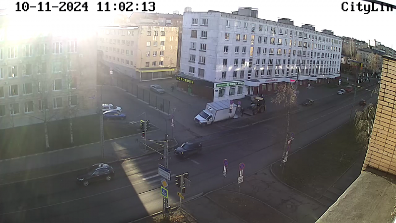    Грузовик ушел под землю в Петрозаводскезапись с камеры «Ситилинк»