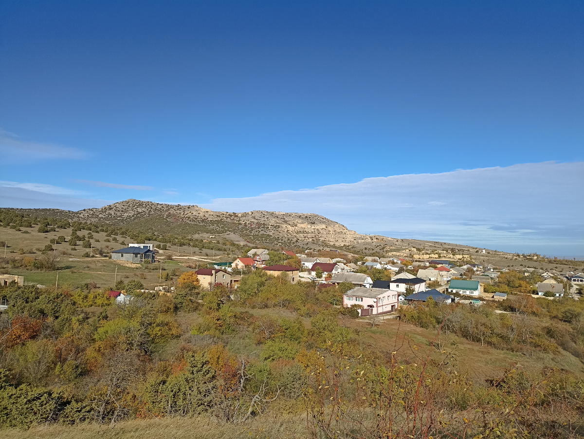 Впереди гора Лысый Агармыш, прямо под ним наш участок, а слева можжевеловая роща, поднимающаяся тоже в гору. Мы стоим тоже на возвышенности)