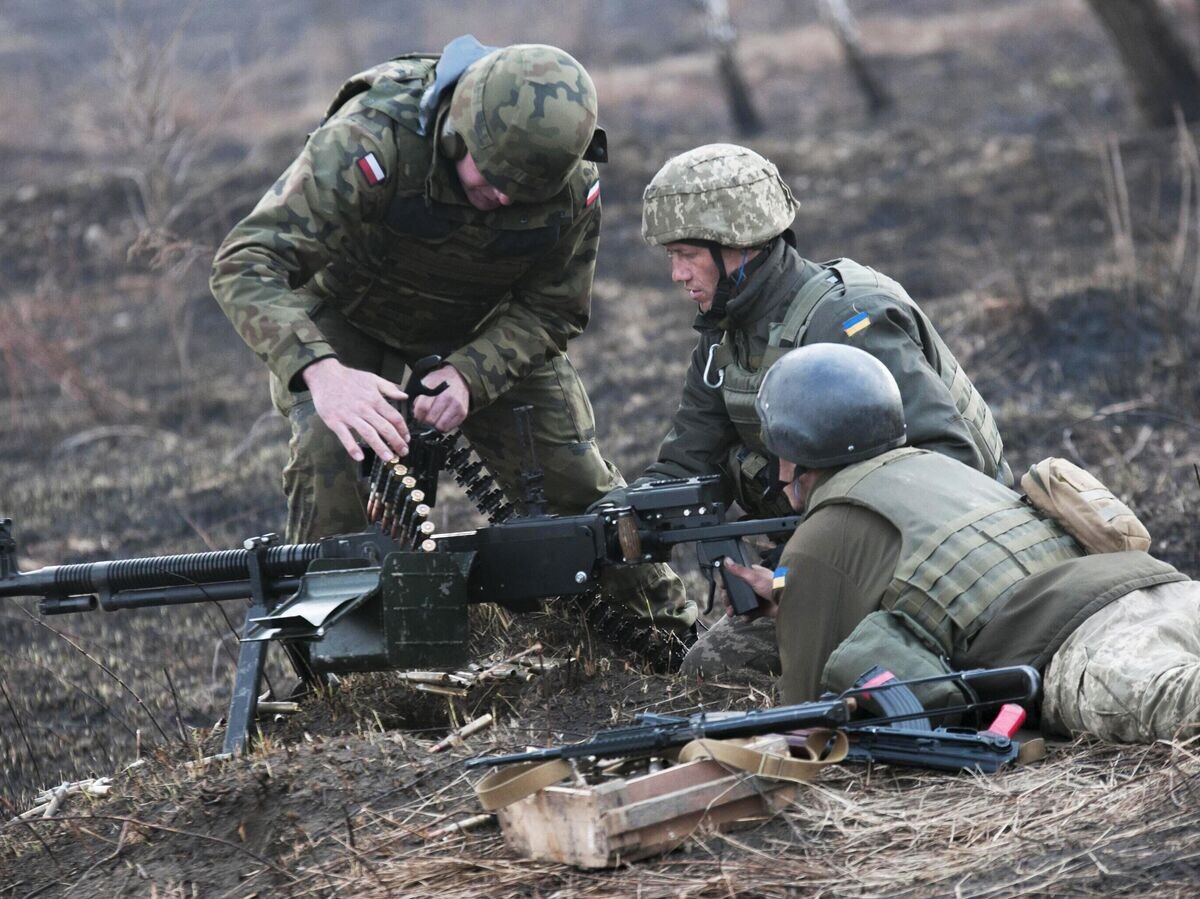    Польский инструктор обучает солдат ВСУ на Яворовском полигоне во Львовской области© Фото : Sgt. Anthony Jones