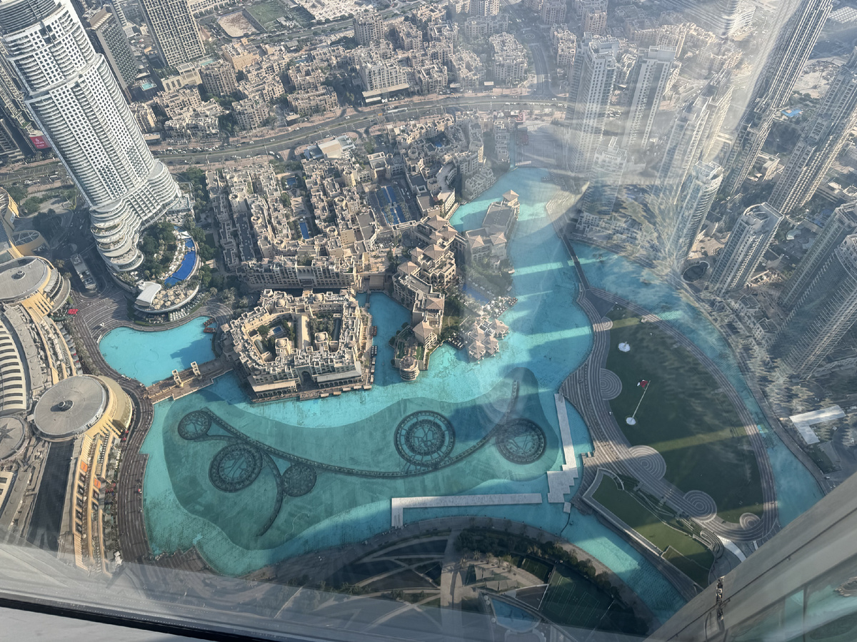 Фонтаны около Бурдж - Халифы, подозрительно похожие на магическую печать (точнее ее часть).