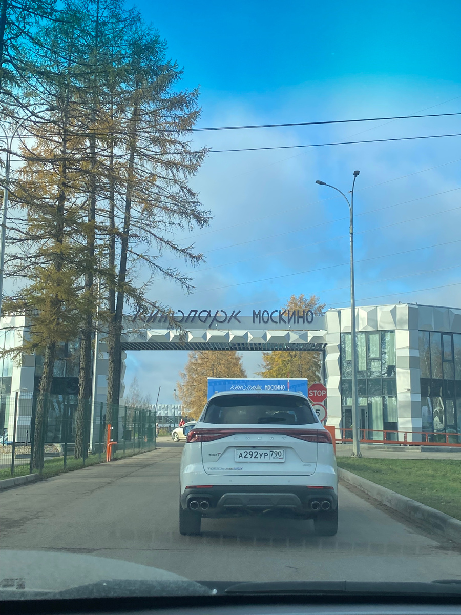 Въезд в Кинопарк. Парковка большая и бесплатная 