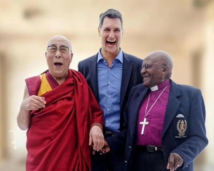 Невозможно не улыбнуться, глядя на это фото: Далай-лама, Дуглас Абрамс и Десмонд Туту