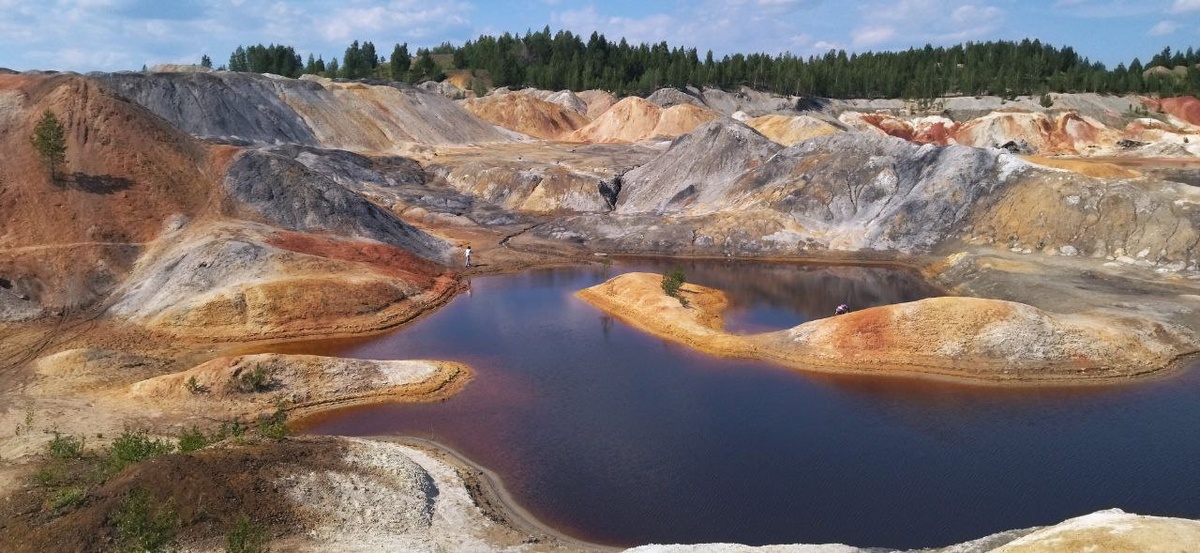 Слева ближе к центру возле воды есть маленькая белая точка,это человек (моя дочь))))