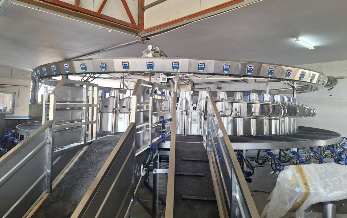 Ротационный доильный зал на 60 мест с кормушками НА ФЕРМЕ ГЕОРГИАДИС