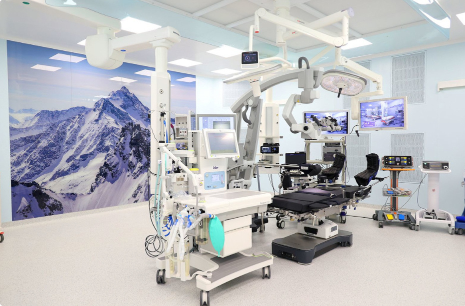 Такие операционные называются гибридными. Весь объем необходимой помощи здесь оказывает мультидисциплинарная бригада врачей в короткие сроки.