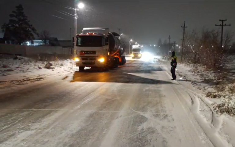   В Орске большегрузы спровоцировали огромный дорожный затор Оренбуржье