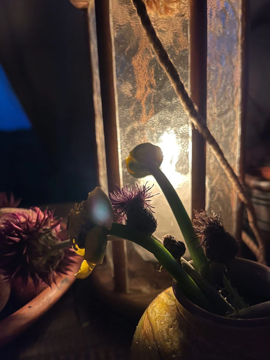 Кусочек стола в ночи