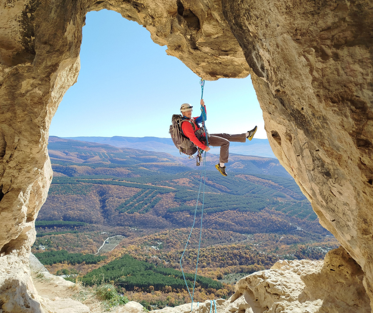 Спуск в Таврскую пещеру