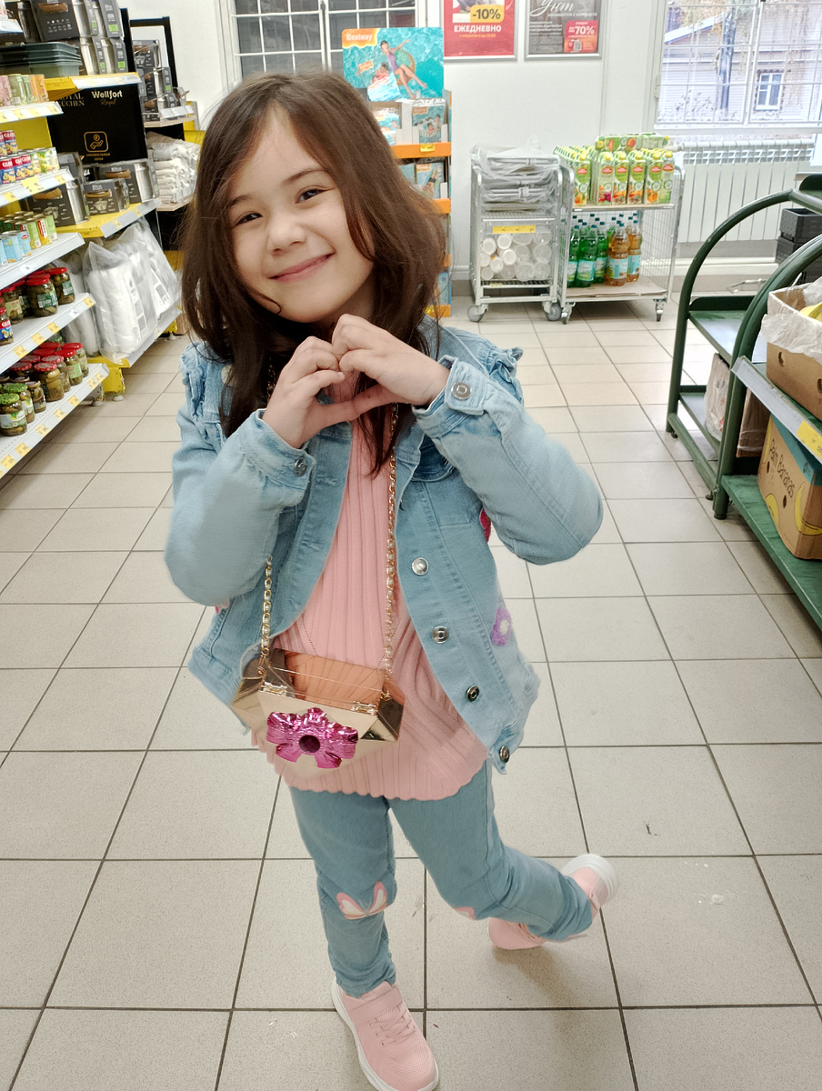 Просто милое фото. Зато настоящее и своё, в смысле авторское. Моя дочь😁