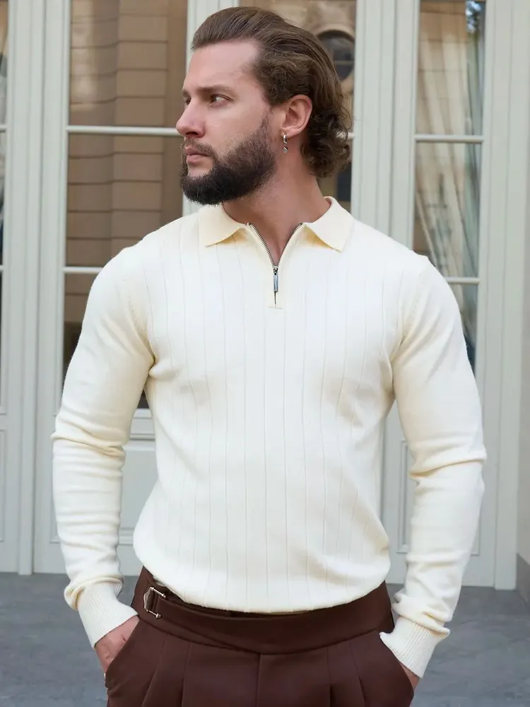 Теплый свитер с V-образным воротником из повседневной коллекции ADAM SAINT. Модель в рубчик легко сочетается с любой формой одежды: школьной или рабочей. Артикул на wb 242156946