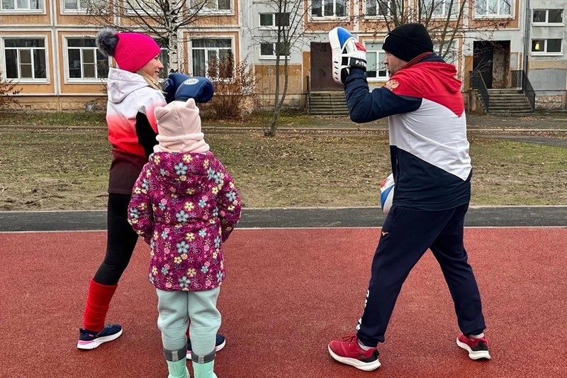    Школа находится на Олимпийской, 59. В субботу, 9 ноября, на новом стадионе прошел спортивный праздник для жителей округа