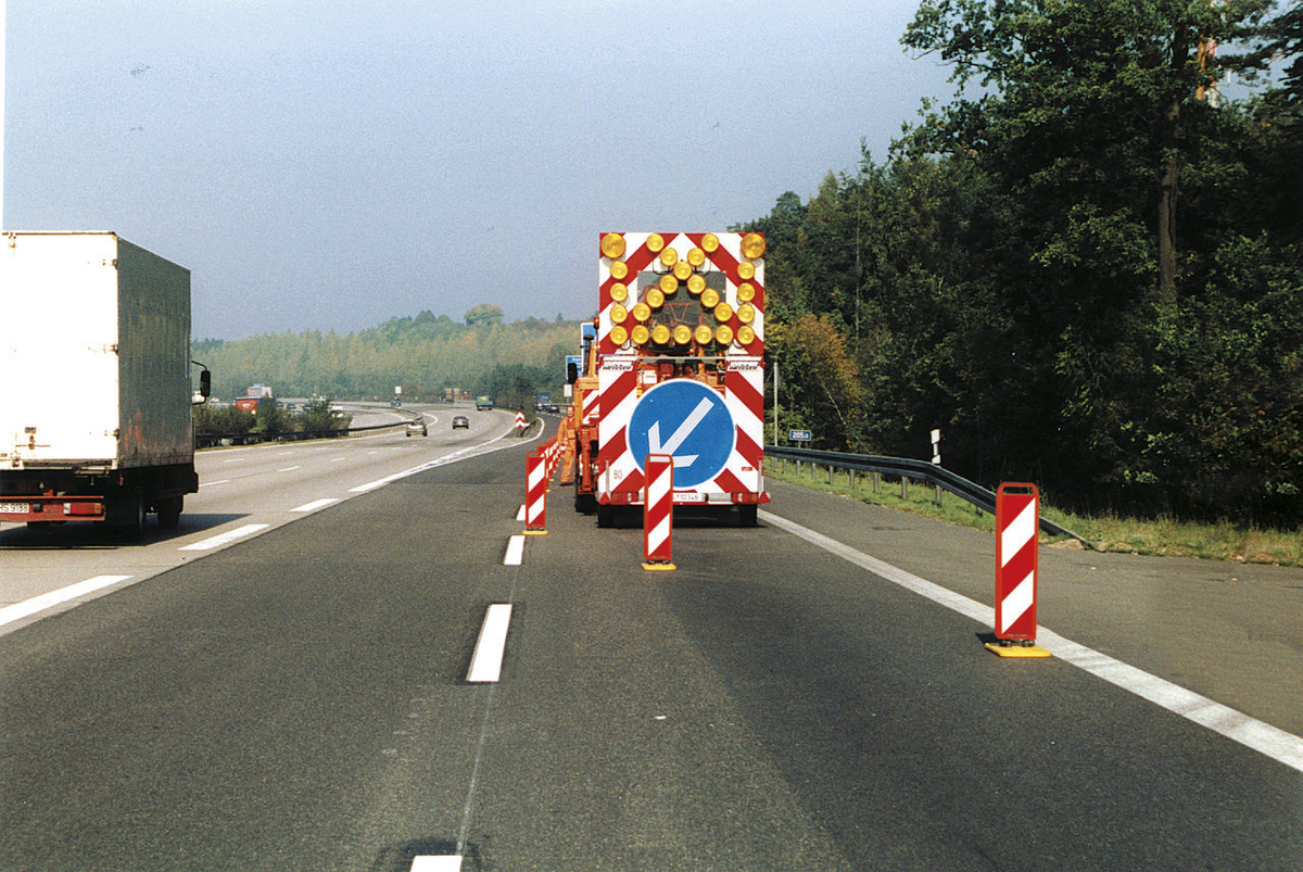 Автомобиль прикрытие для безопасности работ.