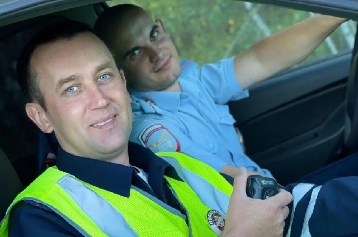    Новосибирские сотрудники ГИБДД спасли москвичей, попавших в ДТП