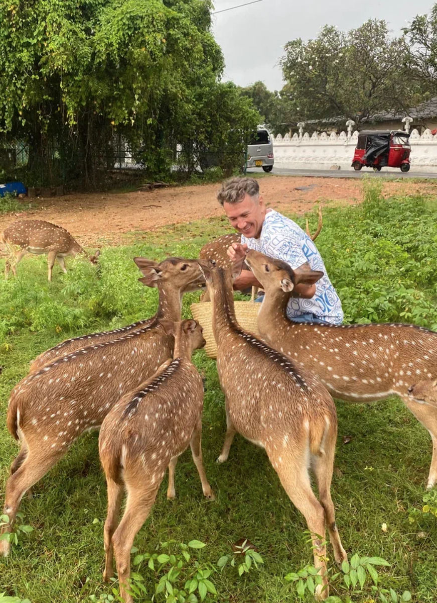 девчули окружили:)