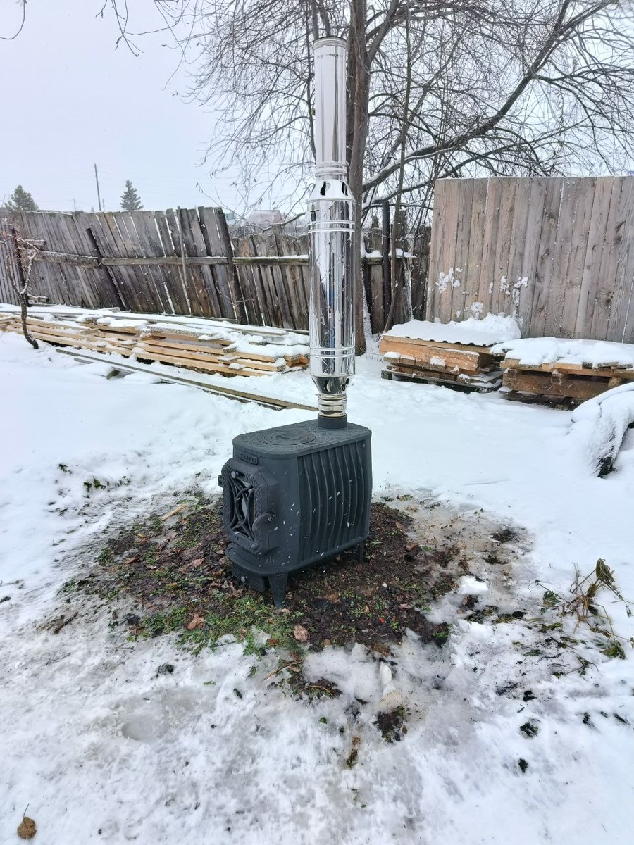 Собрали печку и топим пока на улице.