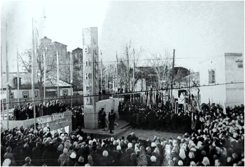 Открытие памятника в честь 50-летия ВЛКСМ. Стела создана в 1968 году по проекту уроженца Петровска Анатолия Медведева, в то время студента ПХУ. Сейчас не существует. На ее месте находится школа №3.
Источник: Архив Татьяны Богомоловой Мы считаем, что этот снимок был сделан в 1968 году.
