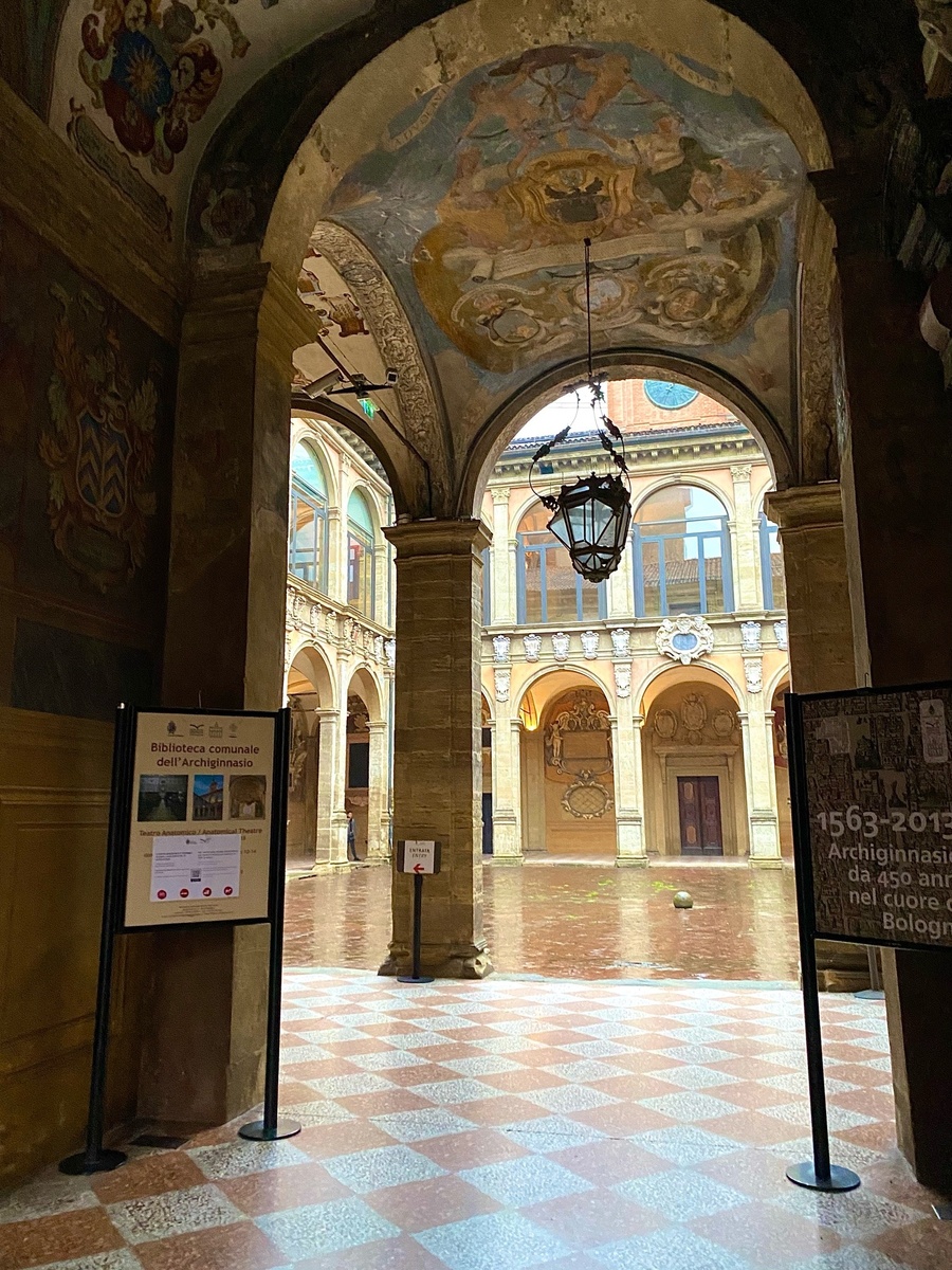 Библиотека Болонского университета;