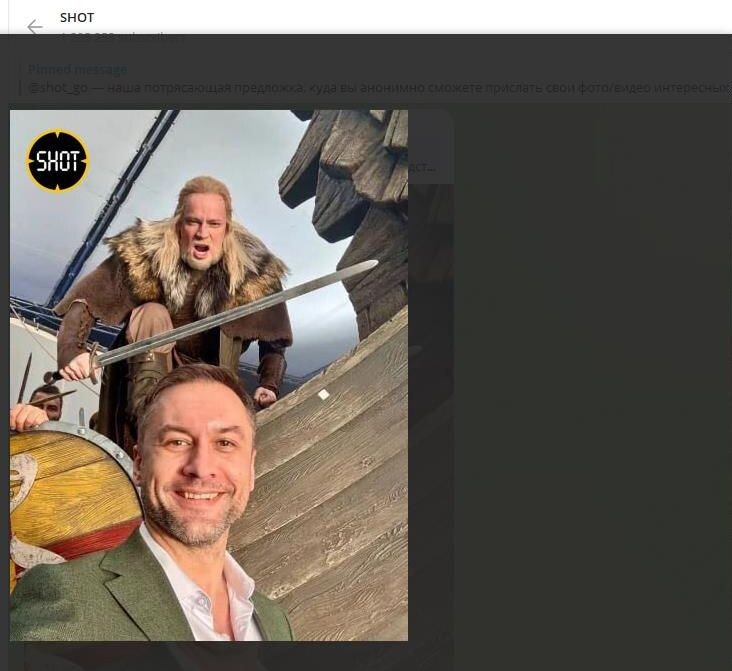    Коробков-Землянский (на переднем плаге) с певцом SHAMAN. Скриншот: телеграм-канал SHOT