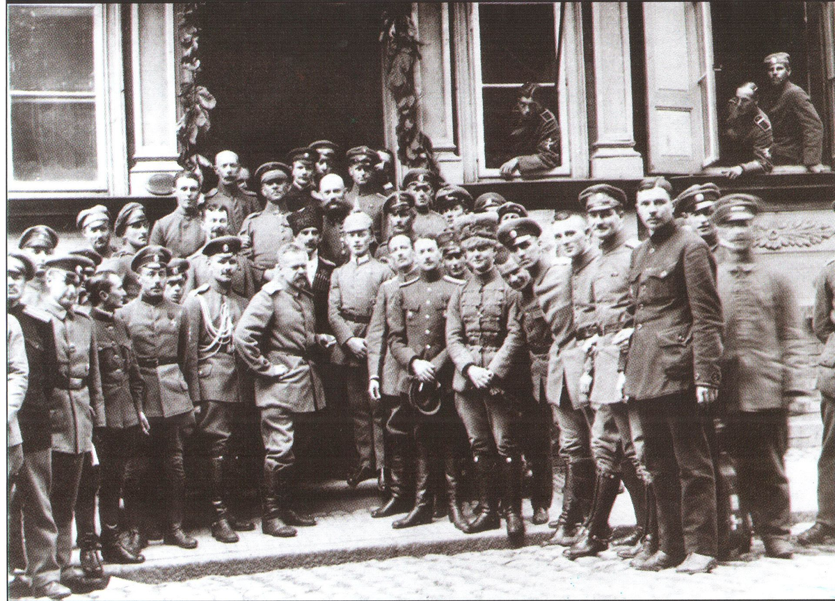 Офицеры Западной добровольческой армии и германские добровольцы. В центре — П. М. Бермондт-Авалов. фото: wikipedia.org
