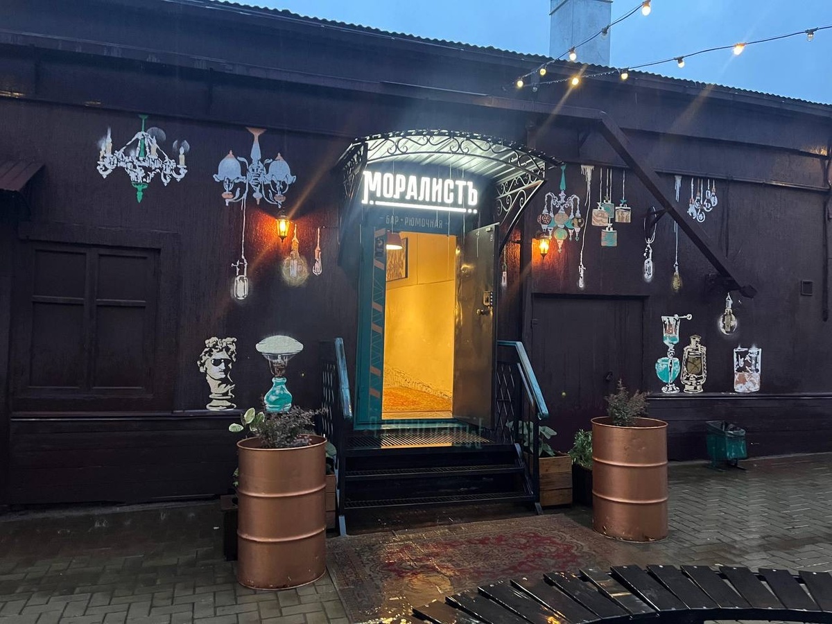 Бар находится в помещении бывшего пивоваренного завода. 
