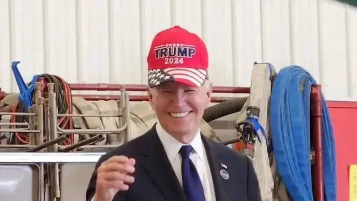    Джо Байден в кепке Дональда Трампа.