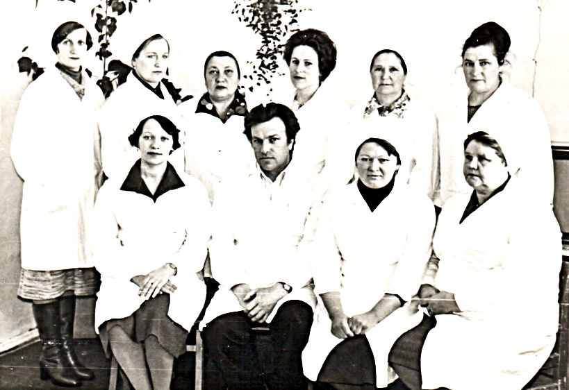 Коллектив Тугачинской участковой больницы, 1982 год /фото из семейного архива