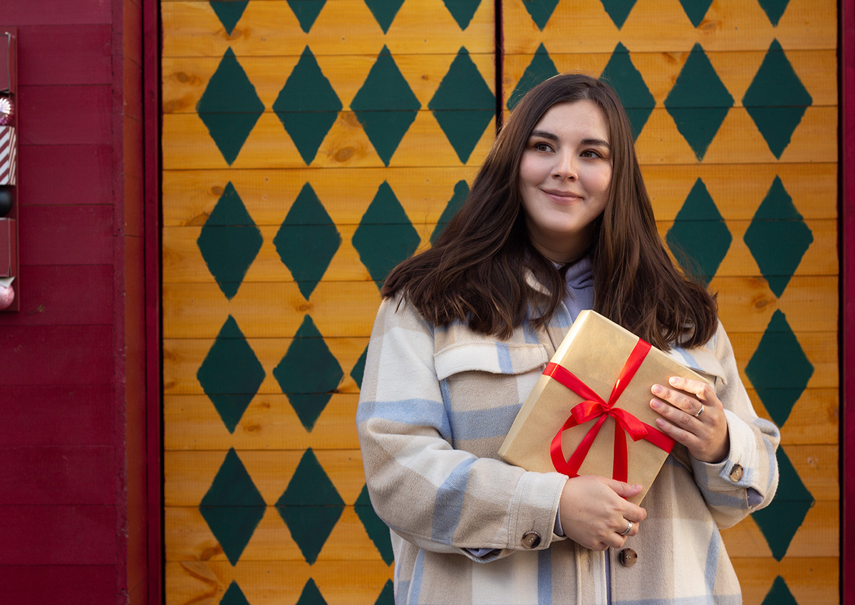    Многим тяжело придумывать и выбирать подарки, красиво упаковывать их и искать магазины. Источник: Shutterstock
