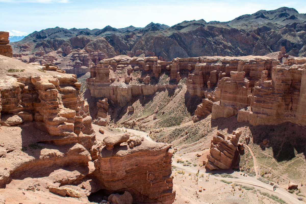 Казахстан — одна из доступных для россиян стран, где можно насладиться современной архитектурой и удивительными пейзажами. Фото: Yelena Vakker / Unsplash