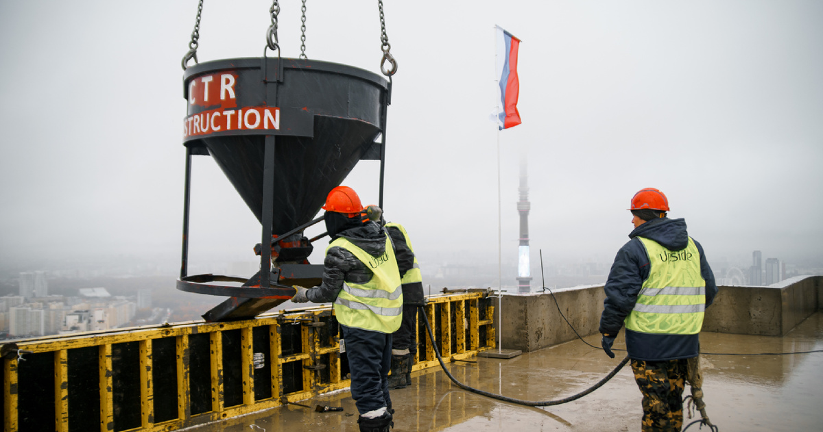 Фото процесса заливки последнего куба бетона в корпусе «Эльбрус»