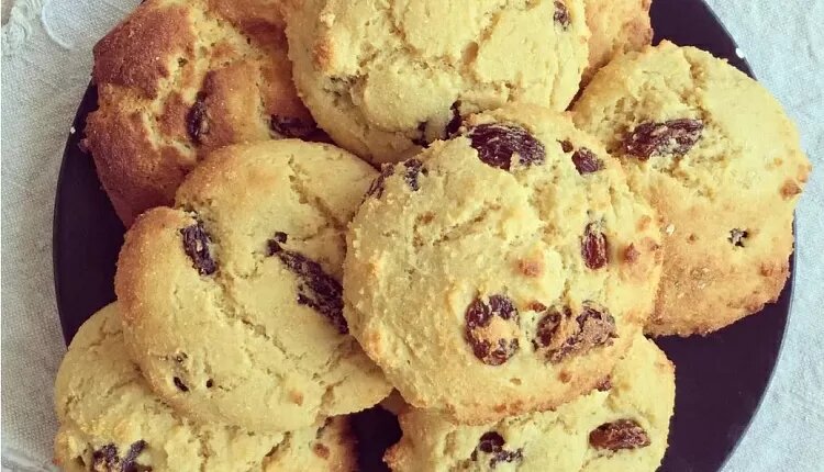 Печенье на йогурте с изюмом и орехами