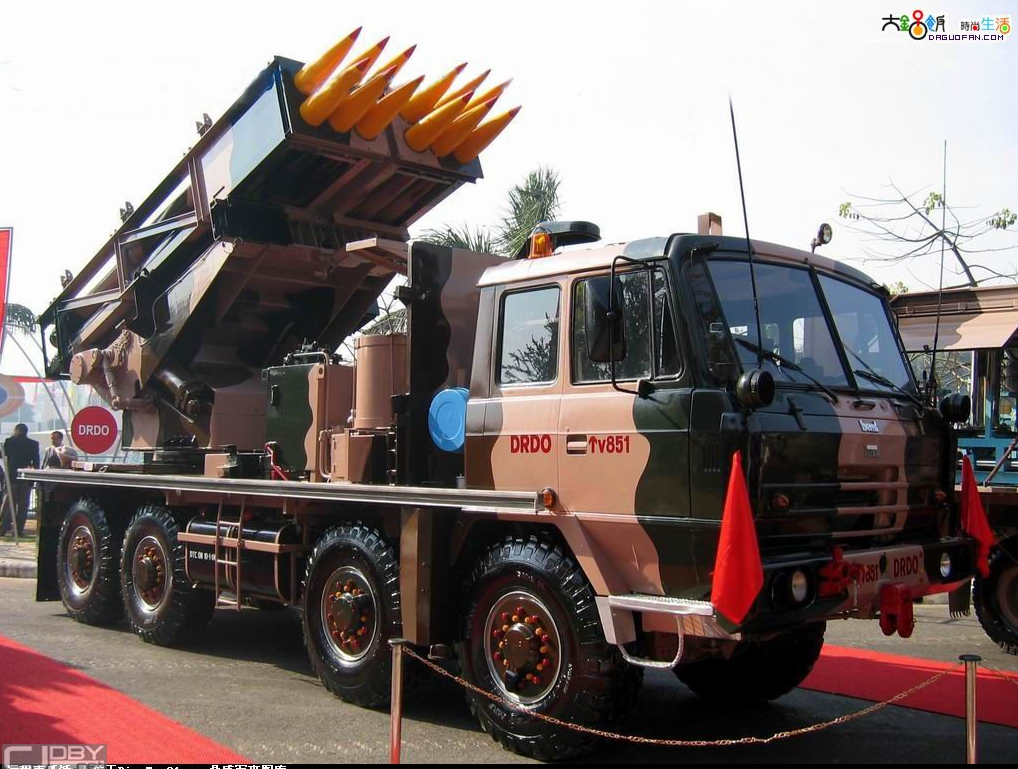 Индийская всепогодная реактивная система залпового огня (РСЗО) "Pinaka". Фото АНИ