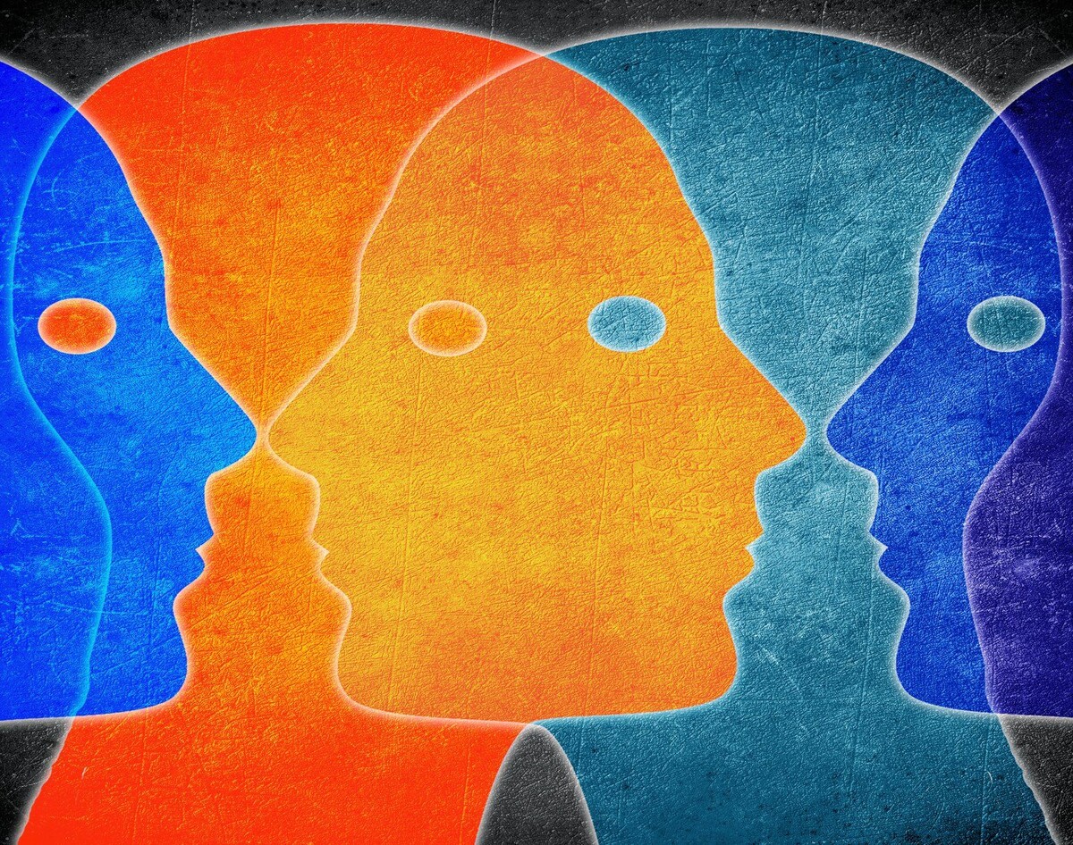 Человек в норме испытывает весь ряд эмоций. 