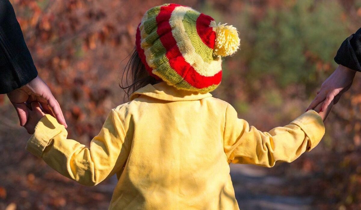     Ребёнок держится за руки родителей. Источник: mos.ru Автор фото: Пресс-служба Мэра и Правительства Москвы