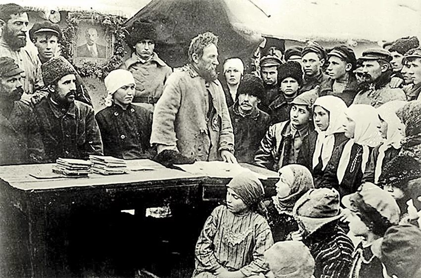 Большевики в деревне. Фото из открытых источников.