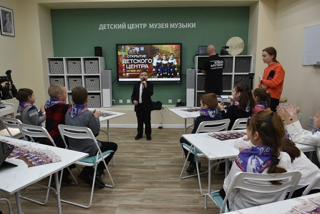 Юный вокалист Иван Соловьев на открытии Детского центра © РНММ