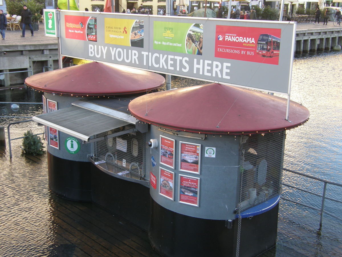 Вода поднялась и залила площадку, где продаются билеты на водные прогулки. Фото автора