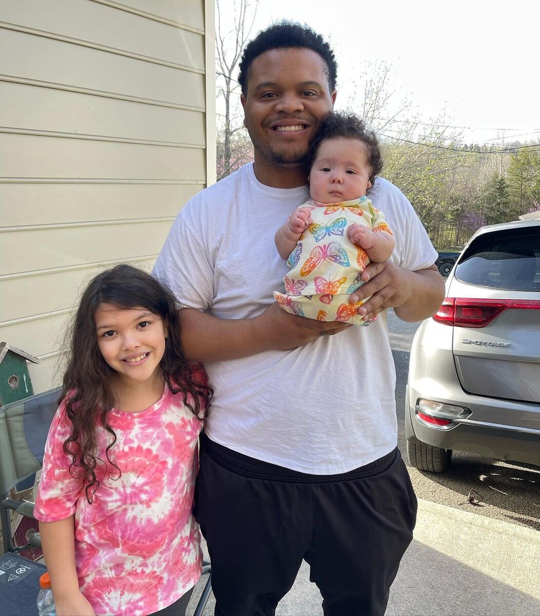 Фото из сети. Амайя Стрингер с отцом и старшей сестрой Арией