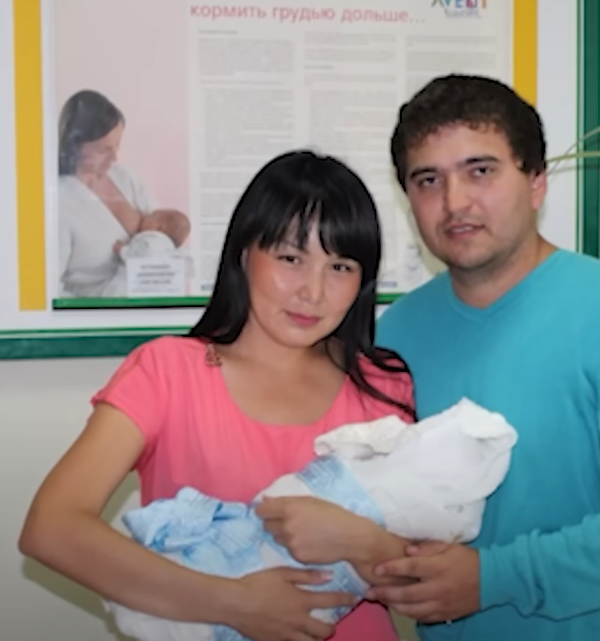 Фотография Альбины с мужем и новорожденным Искандером