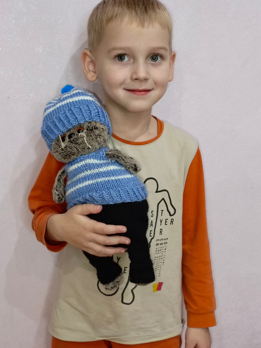 Басика Илюша привёз из Ейска. Он жил в магазине, очень скучал и грустил, ждал когда Илюша за ним приедет. (По Илюшиной версии).