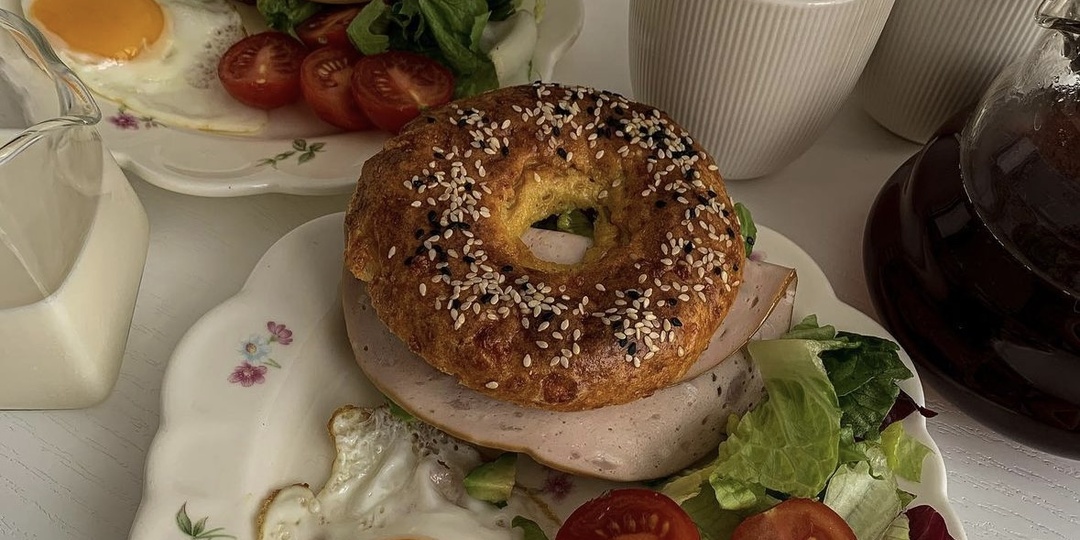 2 варианта быстрого белкового завтрака: творожные бейглы и творожная пицца.