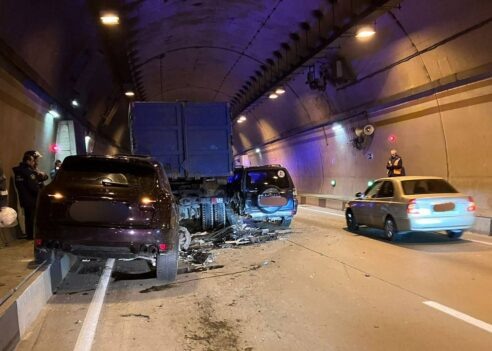 


На месте работают сотрудники полиции, устанавливаются обстоятельства ДТП и число пострадавших, сообщили в пресс-службе ГУ МВД России по Краснодарскому краю.Ранее «Краснодарские известия» писали, что в Сочи 1 ноября в лобовом ДТП пострадали три человека.