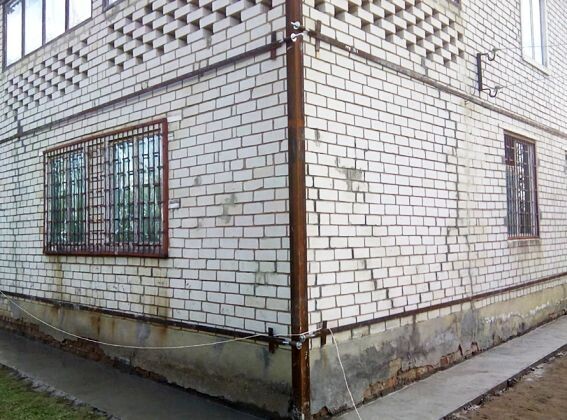Вроде и дом построен правильно, и фундамент мощный, а трещины в стенах все равно есть