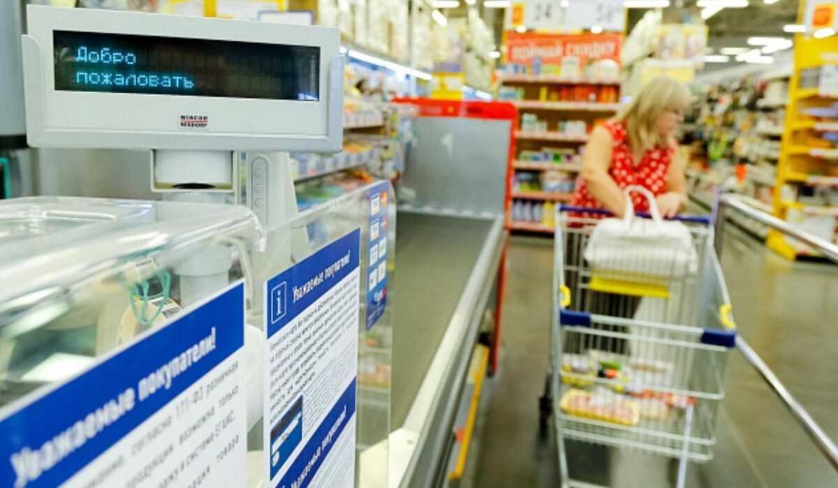     Женщина в магазине. Источник: volgograd.ru Автор фото: Пресс-служба администрации Волгоградской области