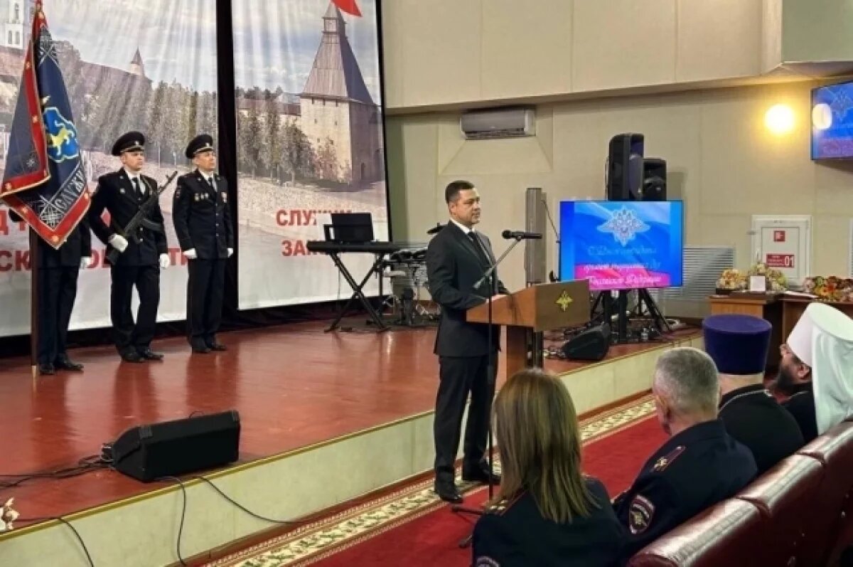    Михаил Ведерников наградил сотрудников псковского МВД