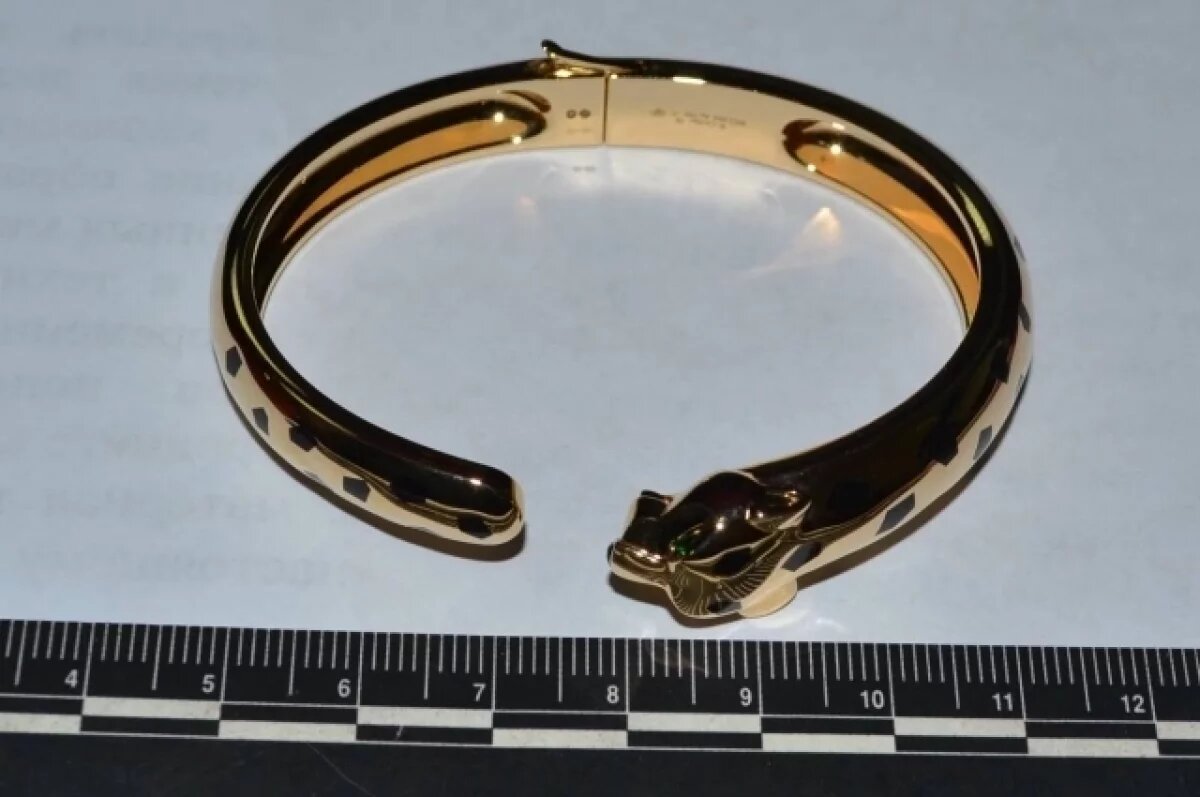    Житель Сочи попытался контрабандой провезти браслет Cartier за 2,4 млн