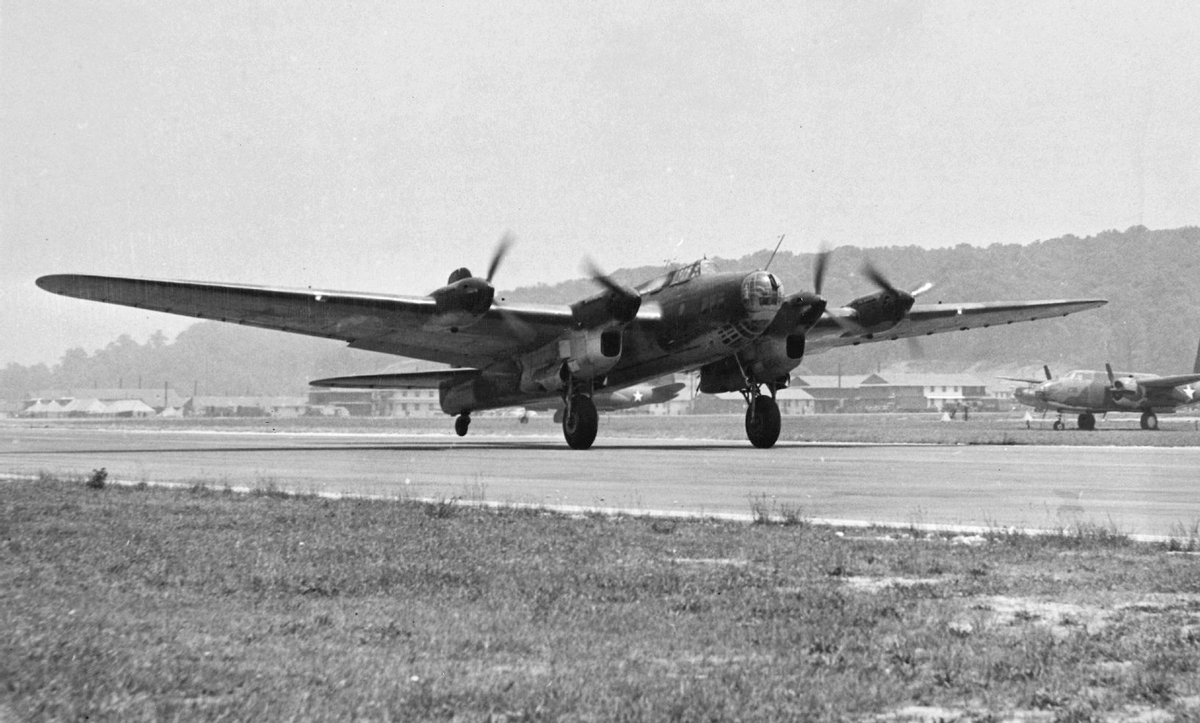 Картинка из свободных источников. Когда немецкие войска вторглись в СССР  в июне 1941 года, единственным четырёхмоторным дальним бомбардировщиком, имевшимся в распоряжении советских ВВС, был Петляков Пе-8. Однако он производился в небольших количествах (всего 93 самолёта) и использовался крайне ограниченно.  
