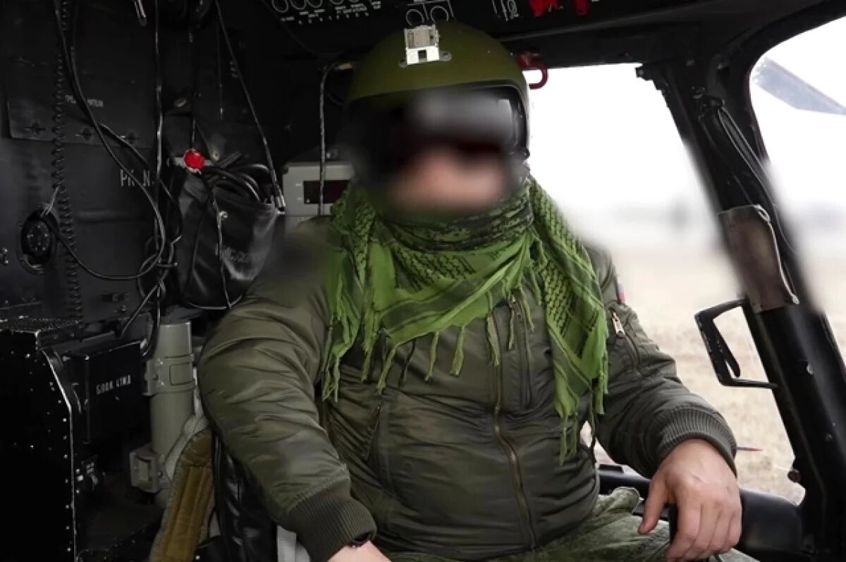    Летчик в кабине вертолета радиоэлектронной борьбы ВКС России.